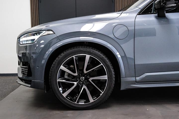 Grå Volvo XC90 fra 2023
