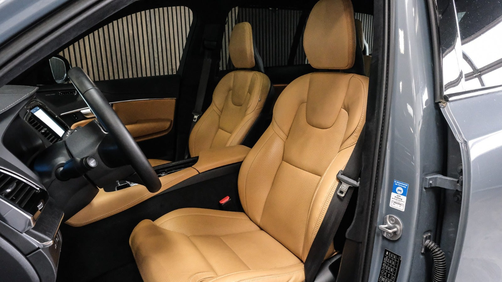 Grå Volvo XC90 fra 2023