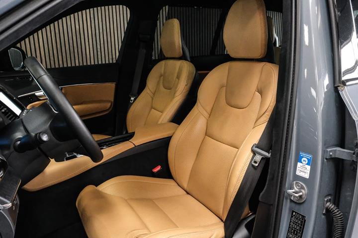 Grå Volvo XC90 fra 2023