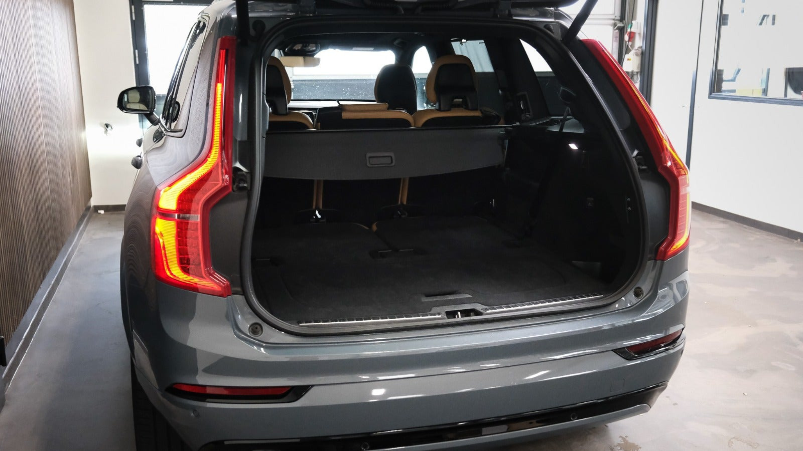 Grå Volvo XC90 fra 2023