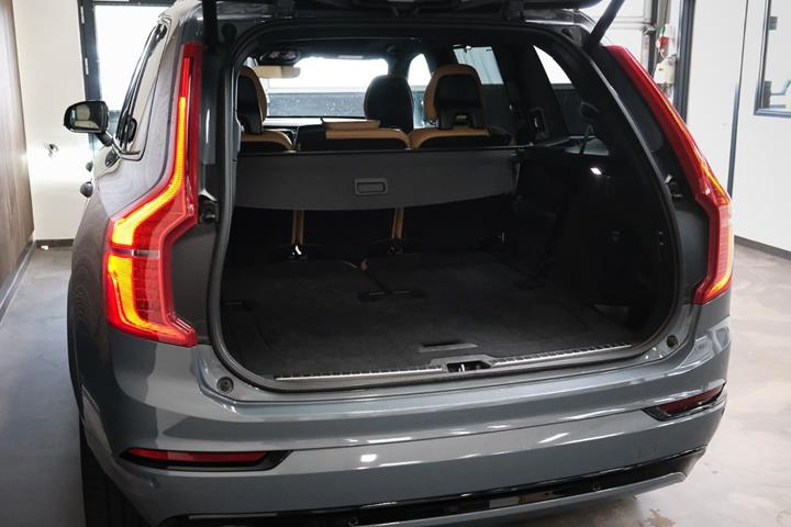 Grå Volvo XC90 fra 2023