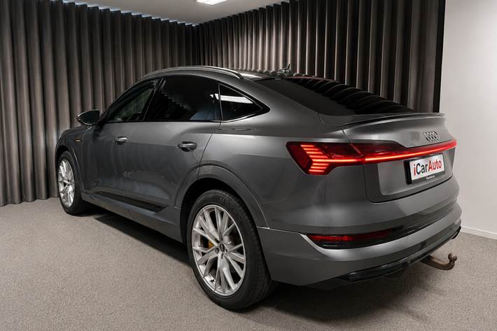 Grå Audi e-tron fra 2021