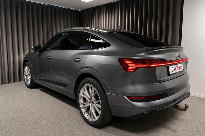 Grå Audi e-tron fra 2021