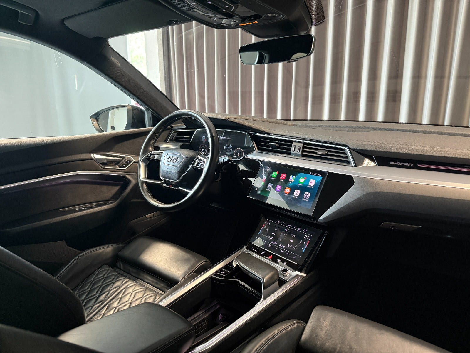 Grå Audi e-tron fra 2021