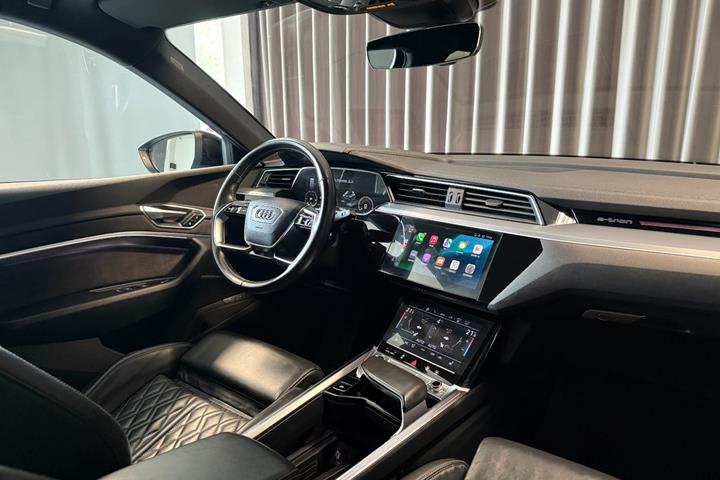 Grå Audi e-tron fra 2021