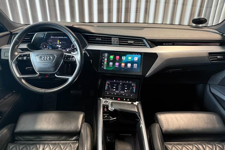 Grå Audi e-tron fra 2021