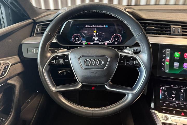 Grå Audi e-tron fra 2021