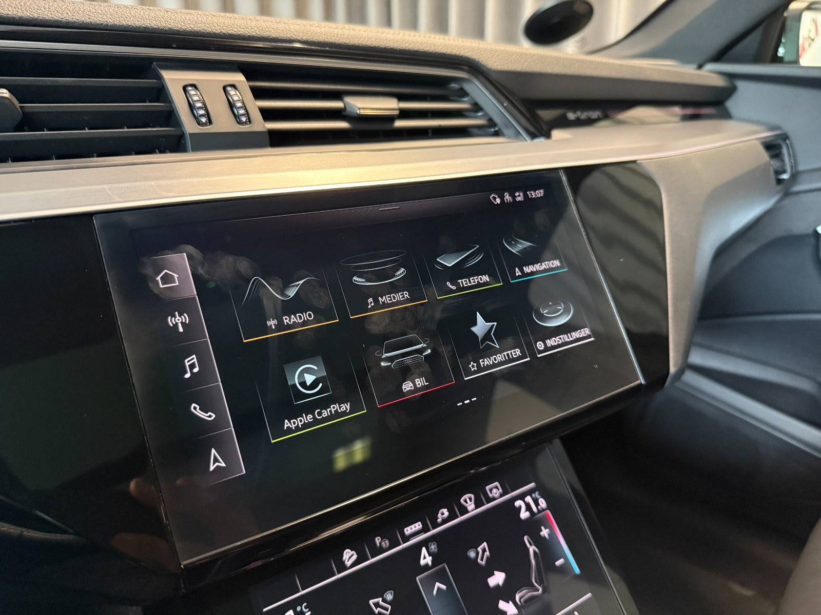 Grå Audi e-tron fra 2021