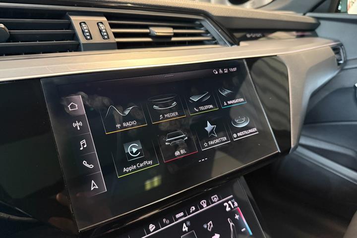Grå Audi e-tron fra 2021