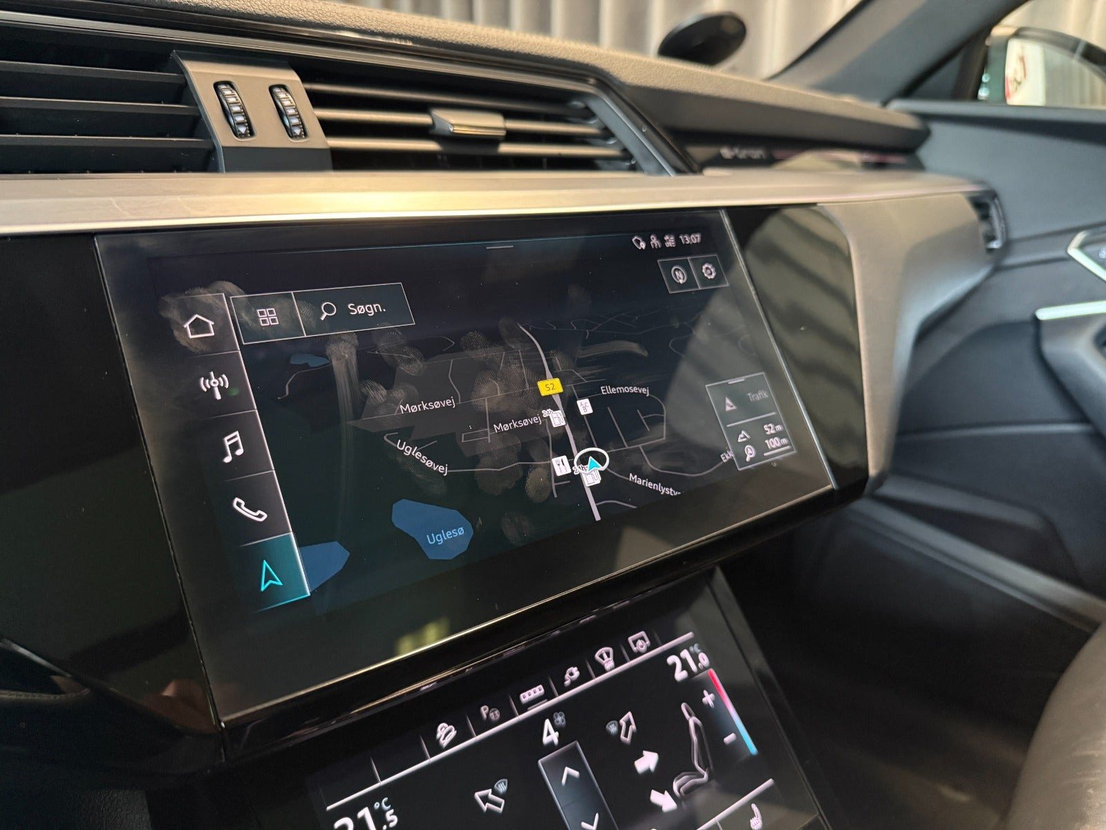 Grå Audi e-tron fra 2021