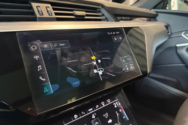 Grå Audi e-tron fra 2021