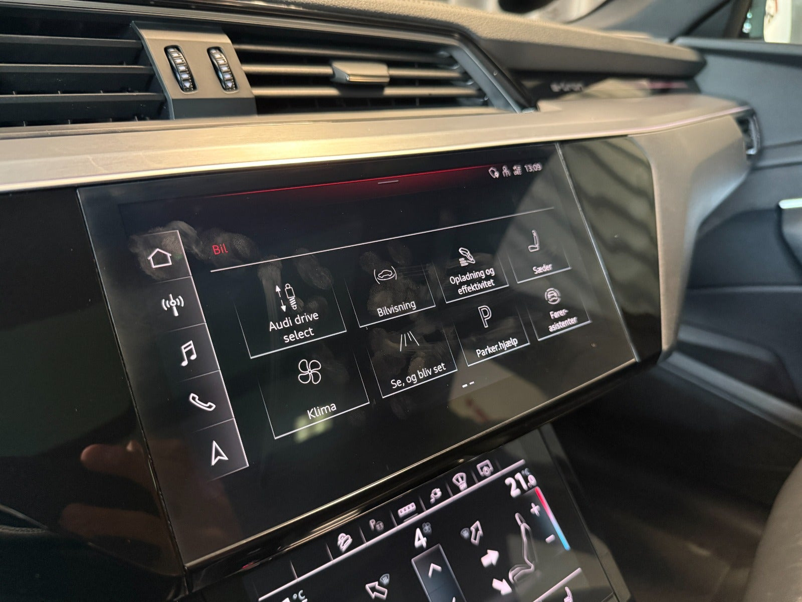 Grå Audi e-tron fra 2021