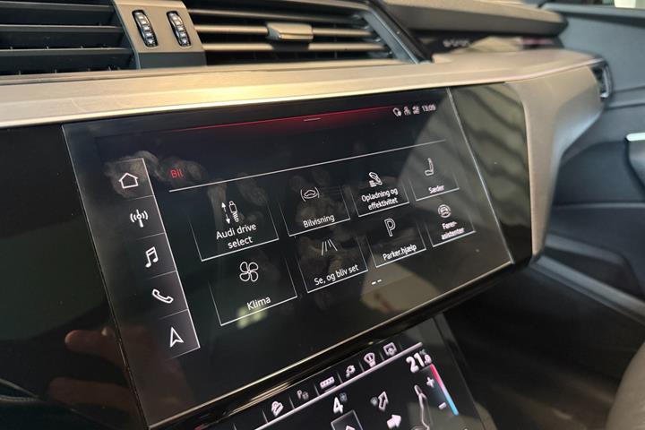 Grå Audi e-tron fra 2021