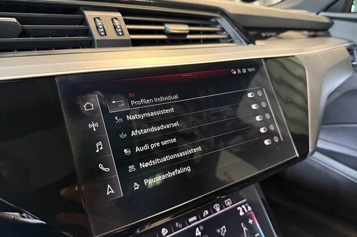 Grå Audi e-tron fra 2021
