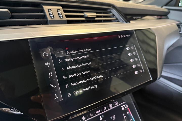 Grå Audi e-tron fra 2021