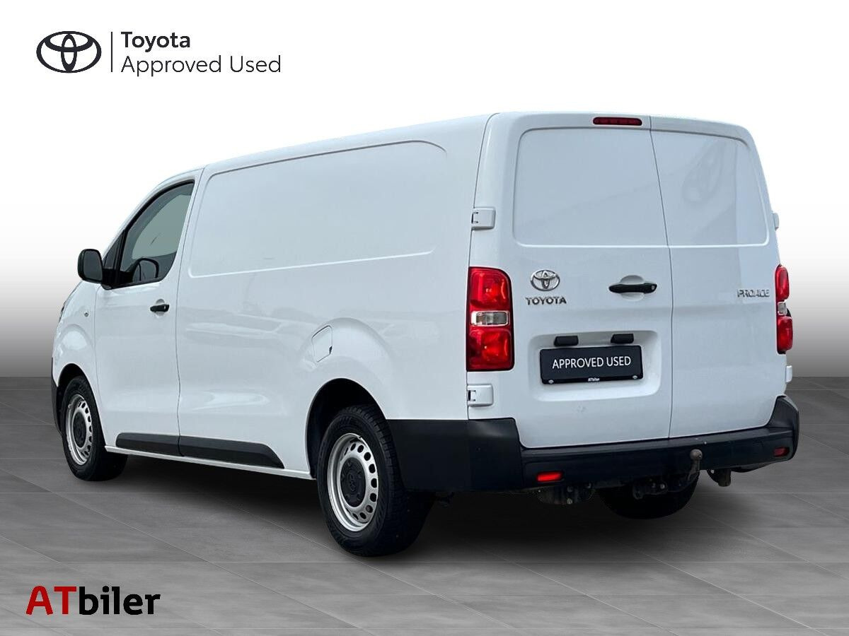 Hvid Toyota ProAce fra 2023