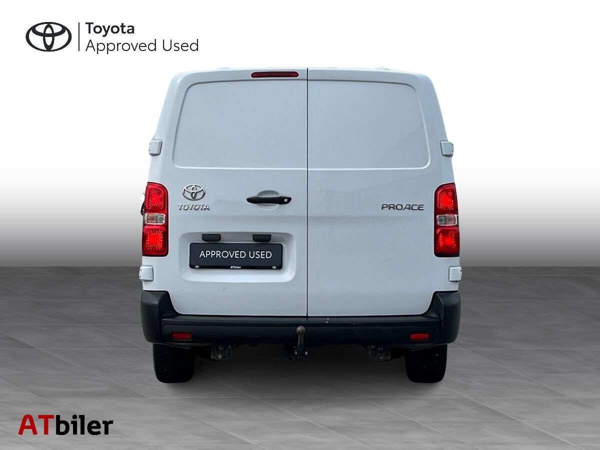 Hvid Toyota ProAce fra 2023