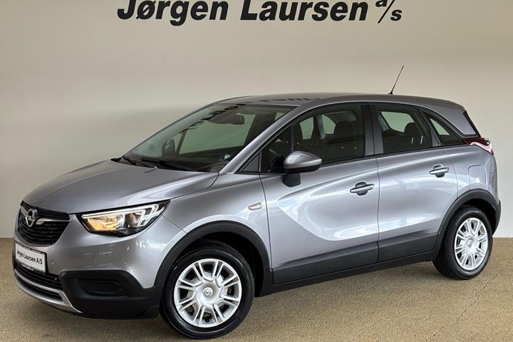 Grå Opel Crossland X fra 2020 set udefra