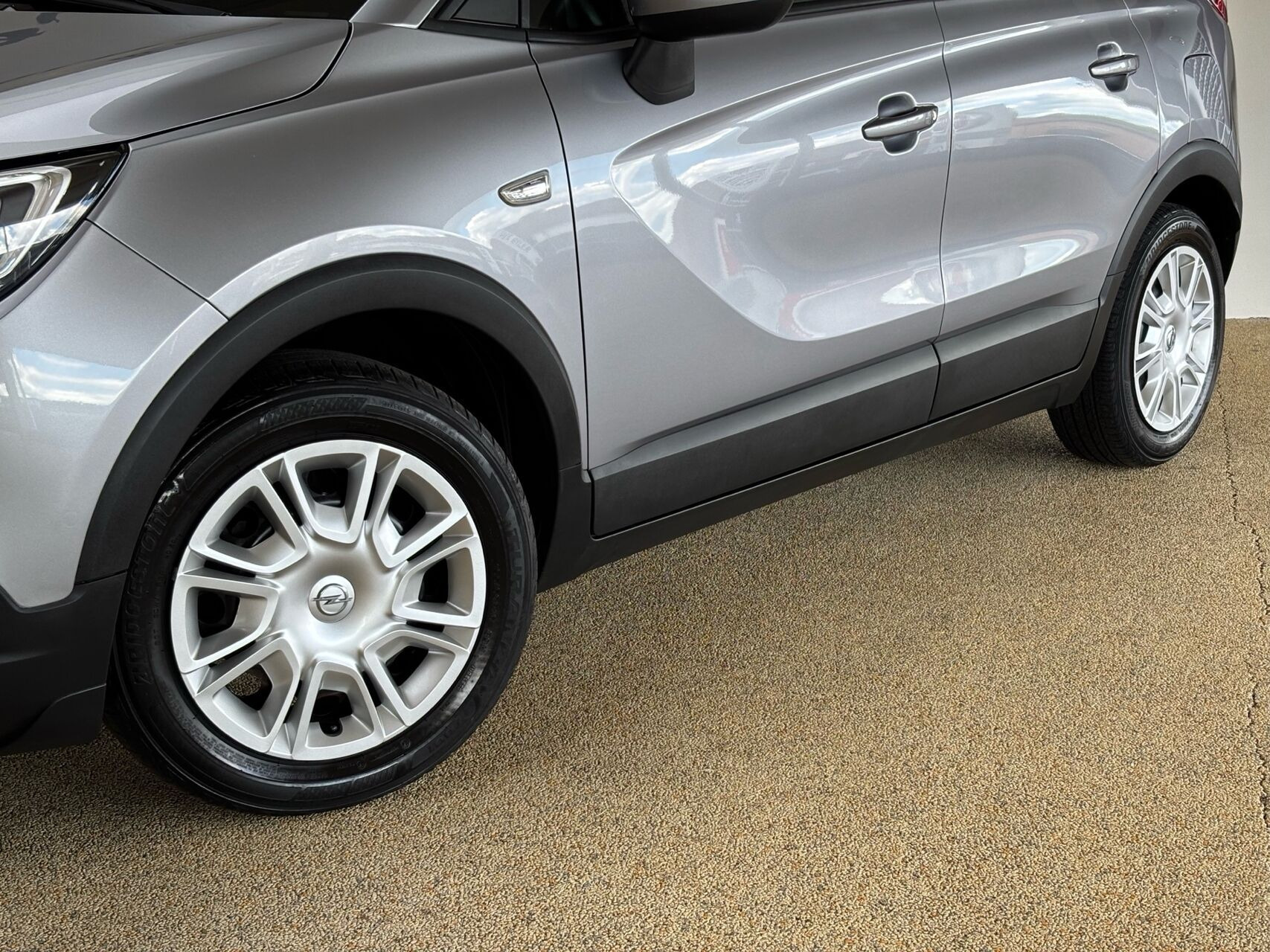 Grå Opel Crossland X fra 2020