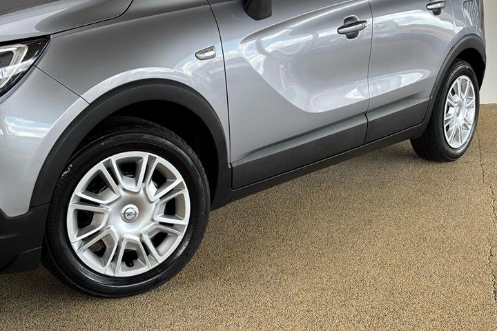 Grå Opel Crossland X fra 2020