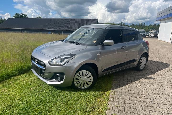 Sølv Suzuki Swift fra 2022 set udefra