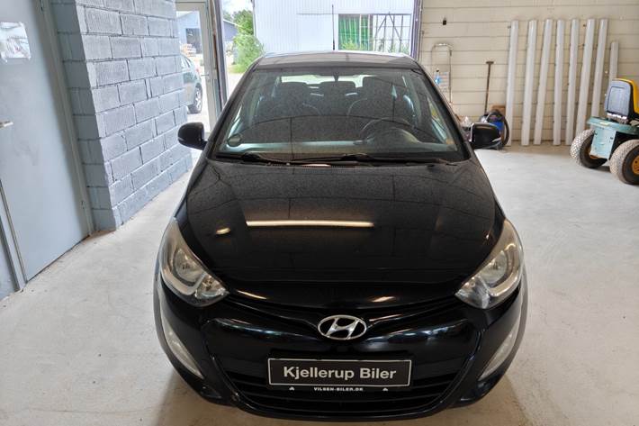 Gul Hyundai i20 fra 2012