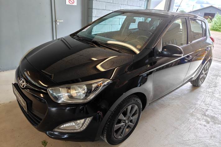 Gul Hyundai i20 fra 2012