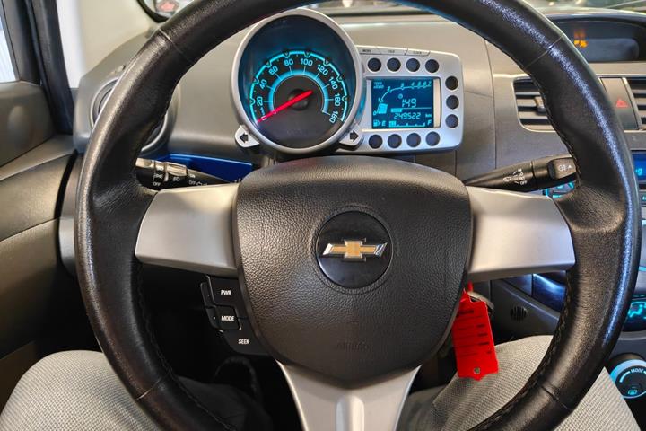 Gul Chevrolet Spark fra 2012