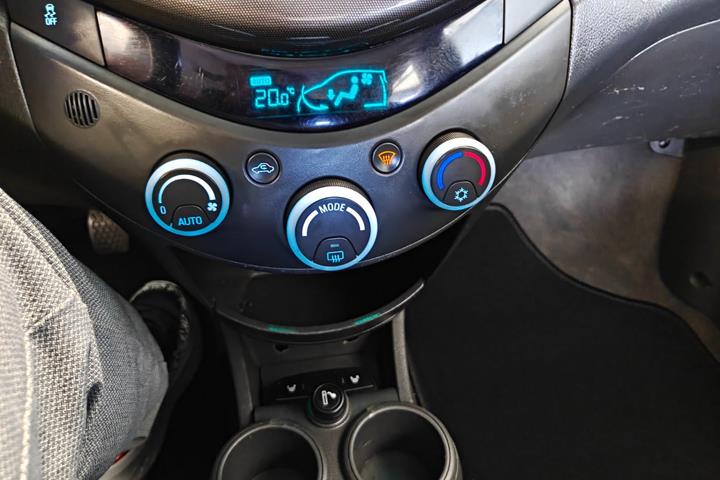Gul Chevrolet Spark fra 2012