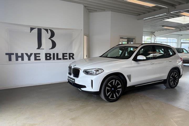 Hvid BMW iX3 fra 2022 set udefra