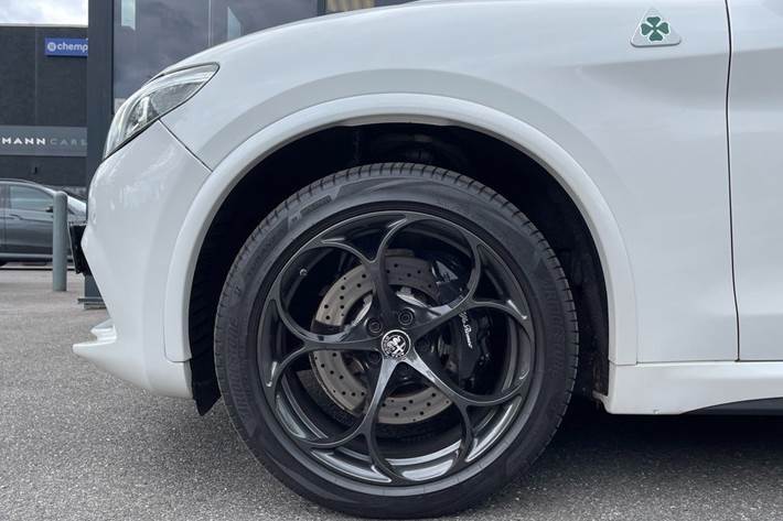 Hvid Alfa Romeo Stelvio fra 2018