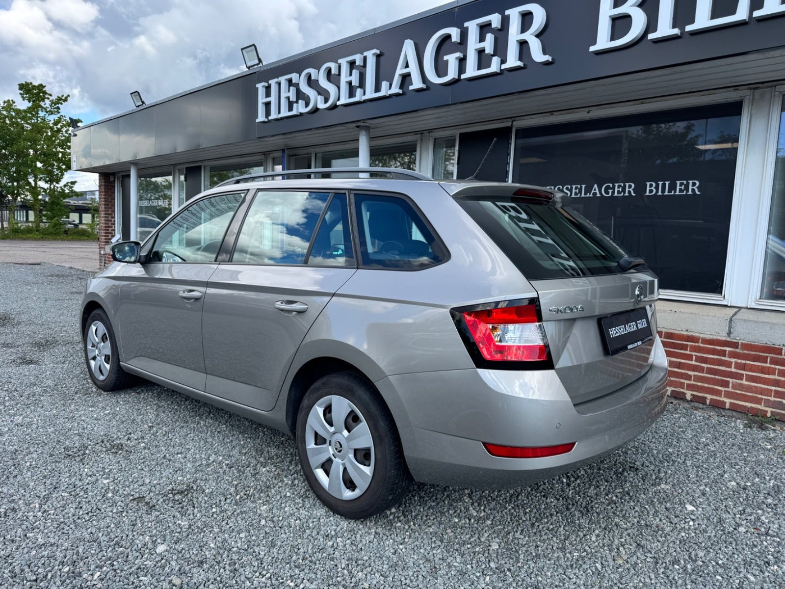 Beige Skoda Fabia fra 2019
