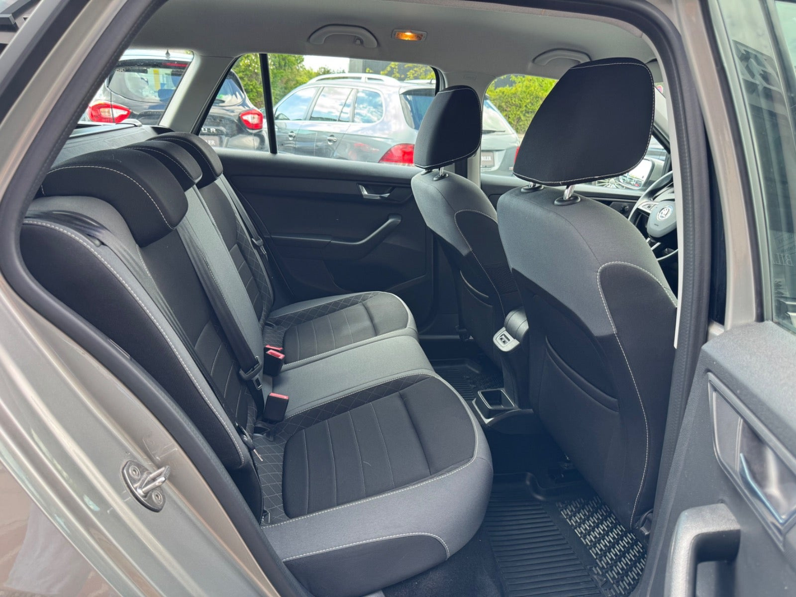Beige Skoda Fabia fra 2019