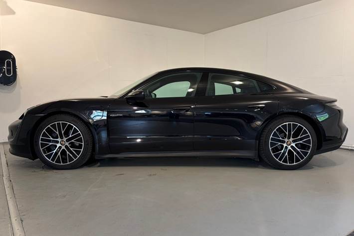 Sort Porsche Taycan fra 2021