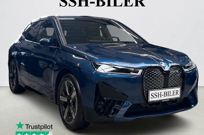 Blå BMW iX fra 2023 set udefra