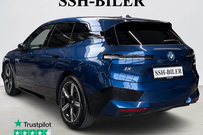 Blå BMW iX fra 2023
