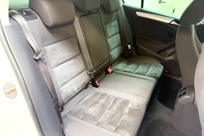 Hvid VW Golf VI fra 2012