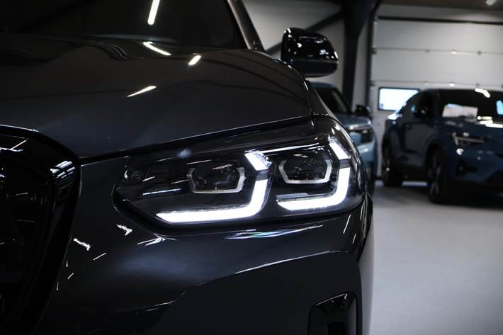 Grå BMW iX3 fra 2023