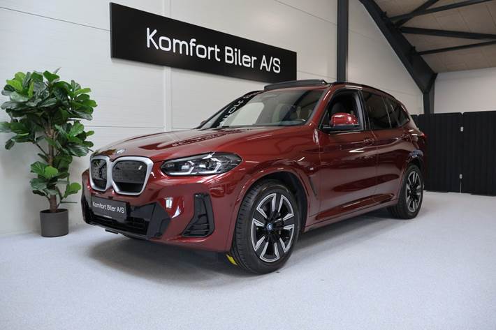 Rød BMW iX3 fra 2023