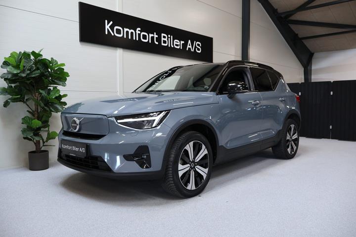 Grå Volvo XC40 fra 2023 set udefra