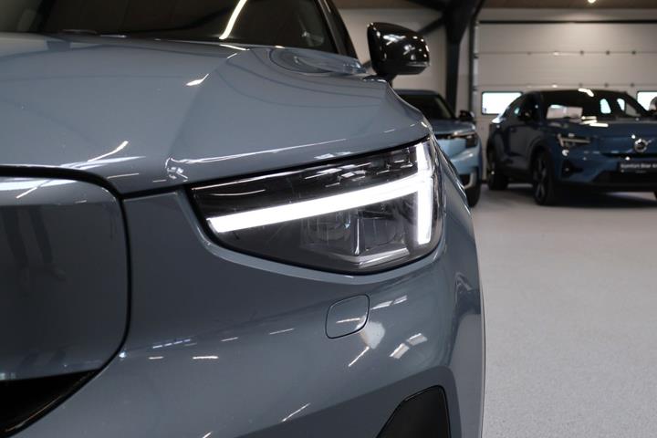 Grå Volvo XC40 fra 2023