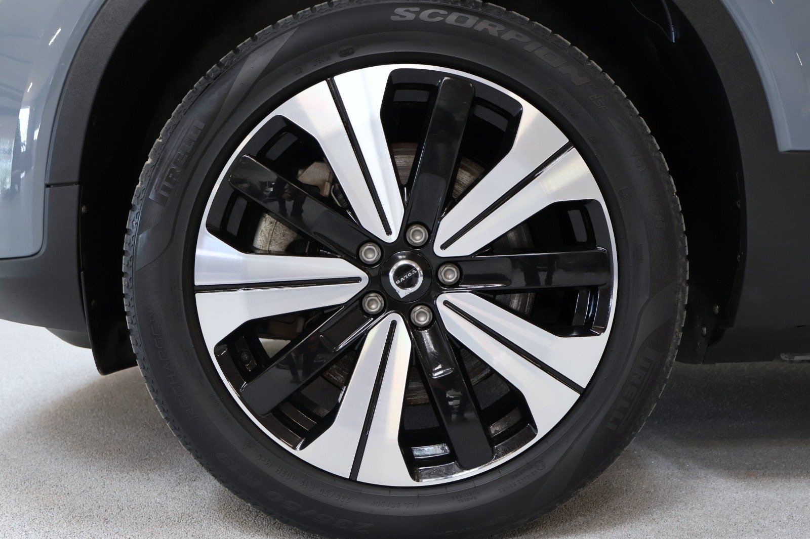 Grå Volvo XC40 fra 2023