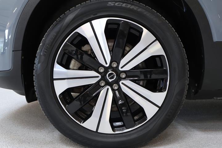 Grå Volvo XC40 fra 2023