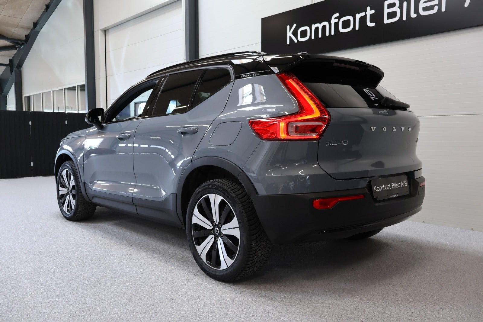 Grå Volvo XC40 fra 2023