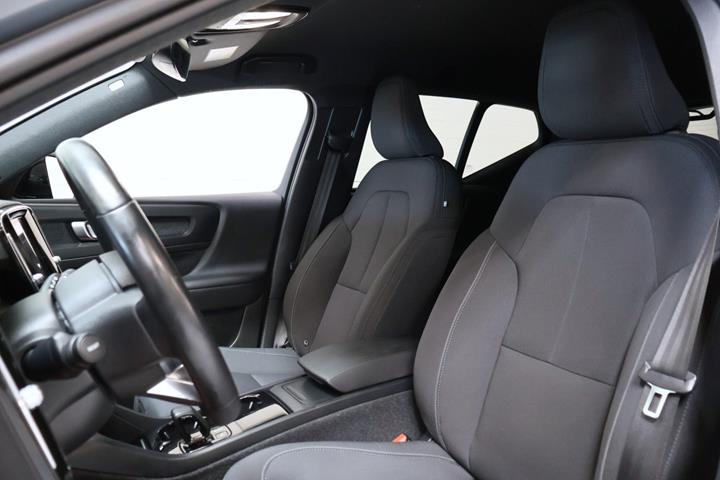 Grå Volvo XC40 fra 2023