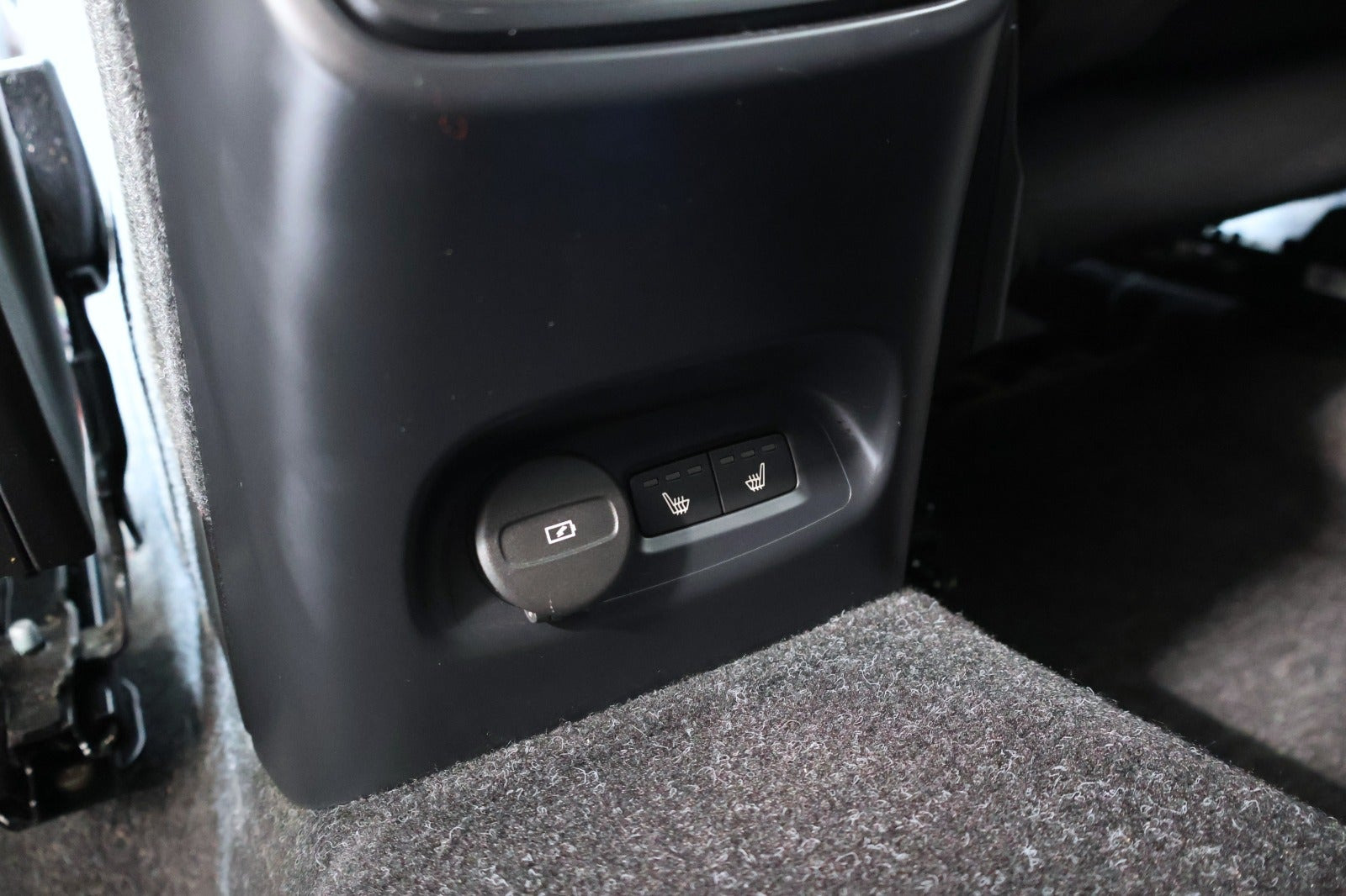 Grå Volvo XC40 fra 2023