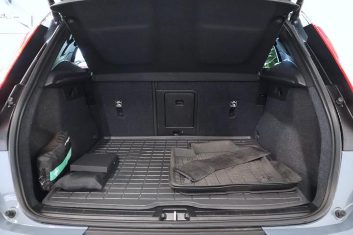 Grå Volvo XC40 fra 2023