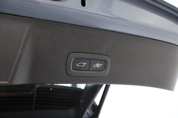 Grå Volvo XC40 fra 2023