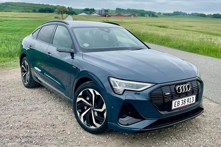 Blå Audi e-tron fra 2022 set udefra