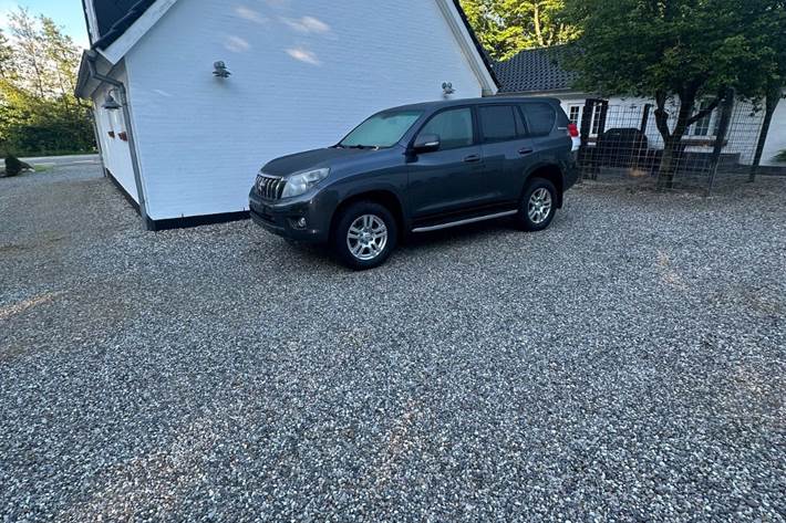 Grå Toyota Land Cruiser fra 2012